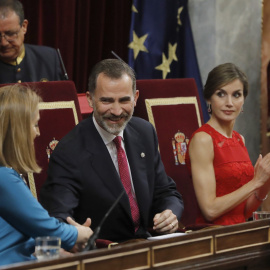 El rey Felipe VI saluda a la presidenta del Congreso, Ana Pastor,iz, tras el discurso que pronunció en el Congreso de los Diputados en la sesión solemne en conmemoración del 40 aniversario de las elecciones de 1977. EFE/Juan Carlos Hidalgo