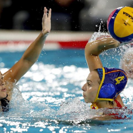 La waterpolista española Bea Ortiz (d) se dispone a lanzar ante la estadounidense Rachel Fattal, durante la final de waterpolo femenino que ambos equipos juegan esta noche en el Mundial de Natación que se disputa en Budapest (Hungría). EFE/