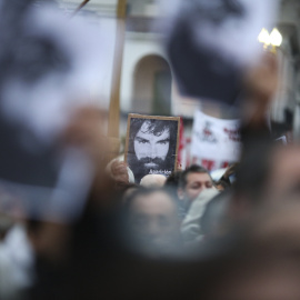 Miles de personas participan en una concentración en la Plaza de Mayo de Buenos Aires (Argentina)para pedir la aparición con vida del joven activista Santiago Maldonado, desaparecido tras la represión policial durante una protesta de una co