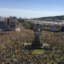 Plaça d'Espanya i Avinguda del Paral·lel durant la manifestació convocada per la plataforma Democràcia i Convivència