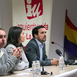 El coordinador general de IU, Alberto Garzón (d), acompañado por la concejal, Idoia Eguileor (c), y el coordinador general de IU, en La Rioja, Diego Mendiolaha (d), durante su participación en un acto público de Izquierda Unida celebrado ho