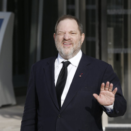 Fotografía de archivo del productor estadounidense Harvey Weinstein durante la Semana de la Moda de París. EFE/Archivo