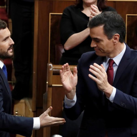 El candidato socialista Pedro Sánchez (d), que logró este martes la confianza del Congreso para un nuevo mandato como presidente del Gobierno, al lograr una estrecha mayoría de 167 votos a favor, 165 en contra y 18 abstenciones, recibe el s