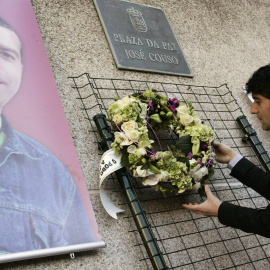 El alcalde de Ferrol, Jorge Suárez, en el homenaje a José Couso. EFE