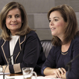 La ministra de Empleo, Fátima Bañez, y la vicepresidenta Soraya Sáenz de Santamaría, durante la rueda de prensa de este viernes tras la reunión del Consejo de Ministros.