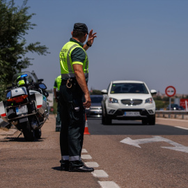 Foto de archivo de n agente de la Guardia Civil durante un control en la autovía, a 1 de julio de 2022.