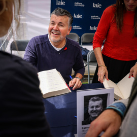 Ramon Gener signant llibres al centre de Barcelona per Sant Jordi