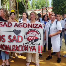 Las trabajadoras durante una concentración en la Feria de Sevilla