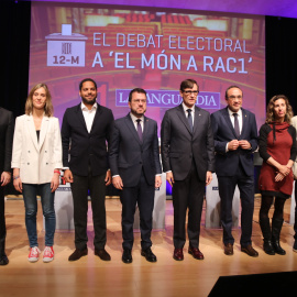 Fotografia de grup dels representants de les candidatures al 12-M, aquest divendres a l'inici del debat a Rac1 i La Vanguàrdia.