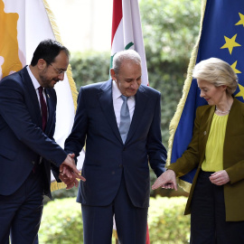 El Presidente del Parlamento libanés, Nabih Berri, estrecha la mano del Presidente chipriota, Nikos Christodoulides, y de la Presidenta de la Comisión Europea, Ursula von der Leyen, a 2 de mayo de 2024.