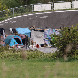 Un grupo de migrantes acampa a las afueras de la ciudad fronteriza de Calais, en Francia, a 23 de abril de 2024.