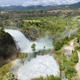 El salt de comportes de la presa de Talarn