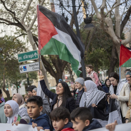 Decenas de personas durante una manifestación en apoyo a Palestina en València, a 25 de febrero de 2024.