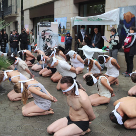 Activistes pro palestina ocupen la seu d'Acció en una 'performance' sobre la vida a una presó israeliana, aquest dimecres