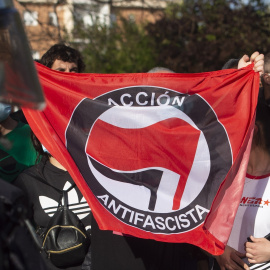 Varias personas participan en la concentración convocada en Vallecas contra Vox, a 7 de abril de 2021, en la Plaza de la Constitución de Vallecas, Madrid, (España).