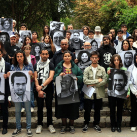 Fotografia de família d'alguns dels defensors dels drets humans reunits a la UB amb fotos d'altres activistes detinguts, morts o exiliats