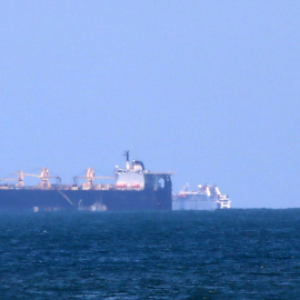 Buques de la Armada de los Estados Unidos anclan frente a la costa de Gaza para operar en el proyecto de un muelle flotante en Gaza, a 16 de mayo de 2024.