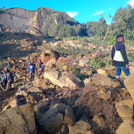 Personas sobre el deslizamiento de tierra originado en la aldea Kaokalam en la provincia de Enga, Papúa Nueva Guinea, a 24 de mayo de 2024.