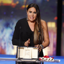 Karla Sofía Gascón recoge el premio a 'mejor actriz' por su interpretación en 'Emilia Pérez', en Cannes, a 25 de mayo de 2024.