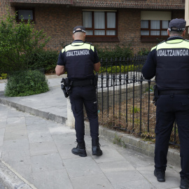 Miembros de la policía local de Getxo (Bizkaia) inspeccionan este domingo el lugar donde un joven de 23 años fue apuñalado anoche en una pelea,