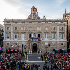 La plaça Sant Jaume plena de gom a gom d'aficionats blaugrana.