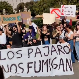 Participantes de la manifestación "antipajarista" celebrada en Barcelona.