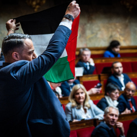 El diputado de la formación progresista La Francia Insumisa, Sébastien Delogu, sacando una bandera de Palestina en la Asamblea Nacional de Francia, a 28 de mayo de 2024.