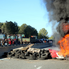 Barricades a l'AP-7 a Pontós el 13 de febrer de 2024.