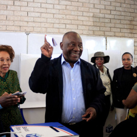 El presidente de Sudáfrica, Cyril Ramaphosa, vota durante la jornada electoral.