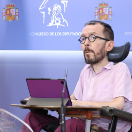 El portavoz de Unidas Podemos en el Congreso, Pablo Echenique, durante una rueda de prensa en el Congreso de los Diputados, a 28 de marzo de 2023.