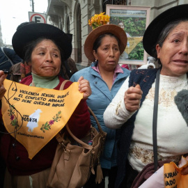 Una de las campesinas víctimas de violación por parte de los militares ofrece declaraciones a la prensa tras conocerse la sentencia, en Lima, a 19 de junio de 2024.