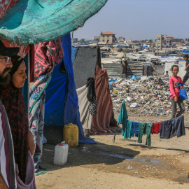 20 de junio de 2024. Palestinos en las calles llenas de basura el pasado jueves 20 de junio.