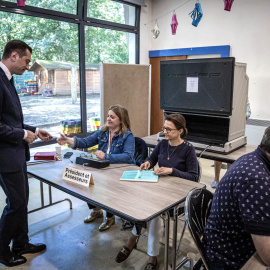 El presidente del partido de extrema derecha francés National Rally (RN), Jordan Bardella, se prepara para emitir su voto en una mesa electoral, a 30 de junio de 2024.