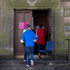 Varias personas acuden a votar en los comicios británicos a un colegio electoral de Edimburgo, Escocia, a 4 de julio de 2024.