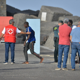 Foto de archivo de migrantes llegando al muelle de La Restinga, en Canarias, a 8 de octubre de 2023.