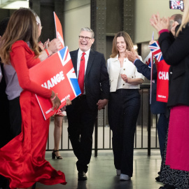 El líder del Partido Laborista del Reino Unido, Sir Keir Starmer, y su esposa tras conocer los resultados de las Elecciones Generales, a 4 de julio de 2024.