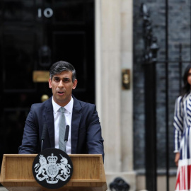 El primer ministro británico saliente, Rishi Sunak, pronuncia una declaración en las afueras de Downing Street en Londres.