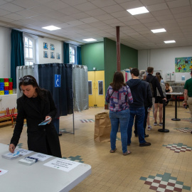 Varios electores ejercen su derecho al voto en París durante las elecciones francesas.