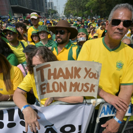 Partidarios del expresidente brasileño Jair Bolsonaro sostienen un cartel en agradecimiento al propietario de la plataforma X, Elon Musk, durante un mitin del Día de la Independencia en Sao Paulo, Brasil, el 7 de septiembre de 2024.