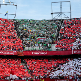 Aficionados del Betis en el Sánchez Pizjuán durante un derby.