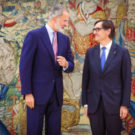 El rei Felip VI i el president del Govern, Salvador Illa, al Palau de la Zarzuela