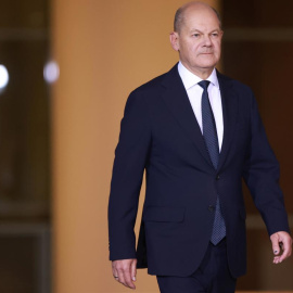 El canciller alemán Olaf Scholz llega a una conferencia de prensa en la Cancillería de Berlín, Alemania, a 6 de noviembre de 2024.