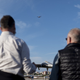 Varias personas observan un dron, durante la operación combinada entre drones y aviones, en el aeródromo de Cuatro Vientos, a 28 de octubre de 2021, en Madrid.