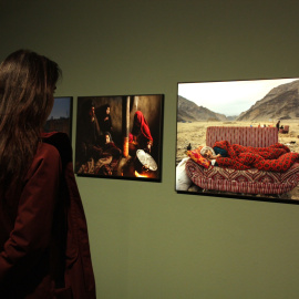 Una noia observa diverses fotos que formen part de l’exposició del World Press Photo 2024 al CCCB