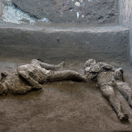 Vista  de los moldes de dos hombres habitantes de Pompeya que murieron en la erupción del Vesubio en el año 79 d. C.