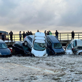 Cotxes arrossegats per la riera taponant un pont a Cadaqués