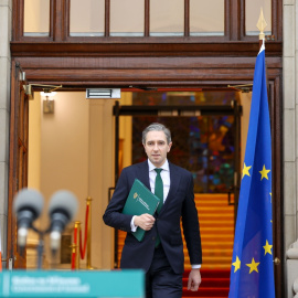 Simon Harris hace una declaración en Dublín, Irlanda, el 8 de noviembre de 2024.