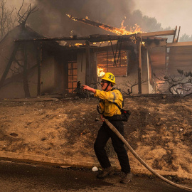 Un bombero trata de apagar el incendio de Mountain, California, a 6 de noviembre de 2024.