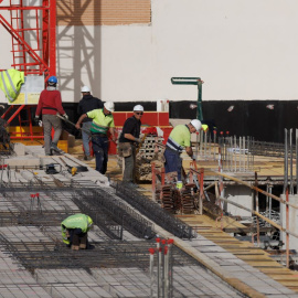 Varios obreros durante la construcción de una vivienda, a 22 de febrero de 2023, en Móstoles, Madrid.