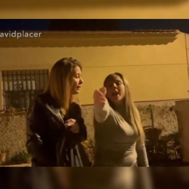 Captura de pantalla del vídeo en el que las dos mujeres borrachas insultan y golpean a una mujer por motivos xenófobos.